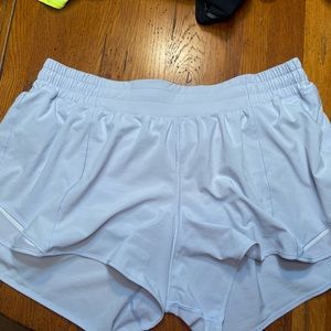 Lululemon Hotty Hot low rise Lined shorts 4”